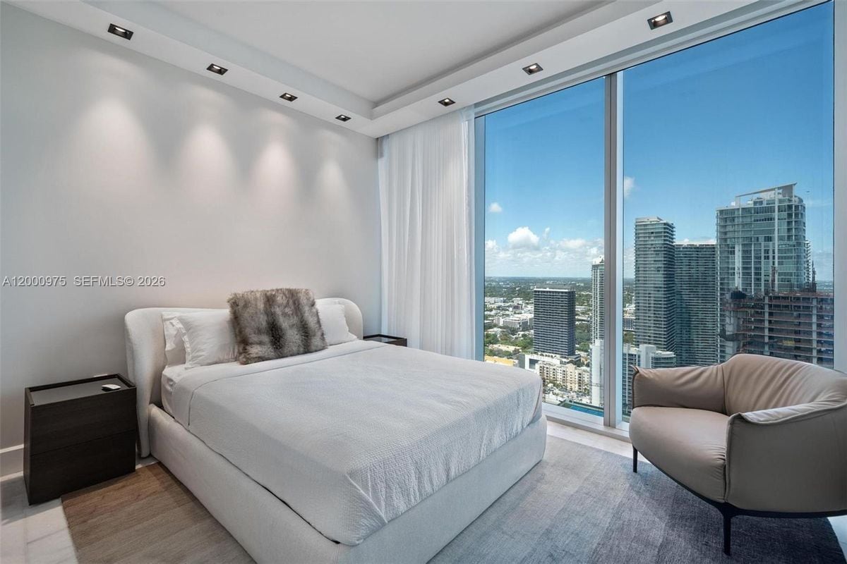 Building Photo - 700 NE 26th Terrace