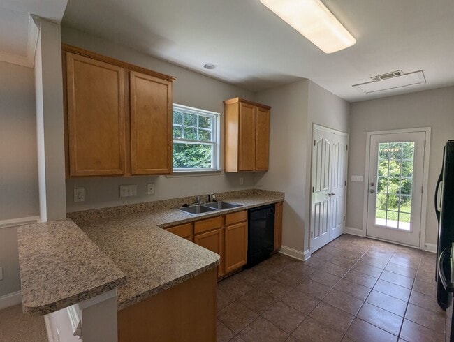 Building Photo - 4BR Main Floor Master, Huntersville