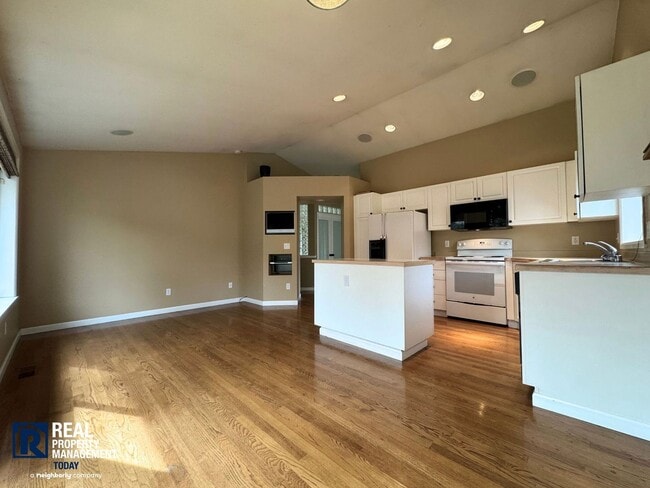 Building Photo - 3 Bedroom, 2 Bath Puyallup Home with 3-Car Garage & Spacious Fenced Yard!!