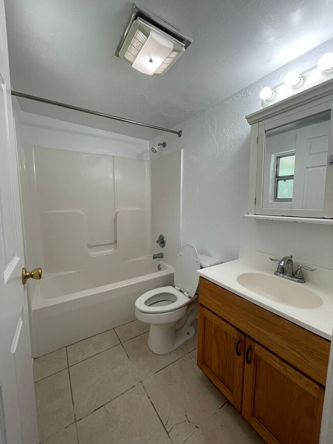 Building Photo - Fall 2026 2/1 Near Norman Hall & Sorority Row Grad Special