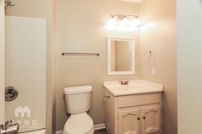 Building Photo - 2708 Laburnum Dr