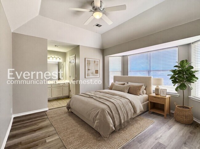 Building Photo - 3 Bed/2 Bath Home with Fenced Yard & Garage / Pet-Friendly / Available Now!