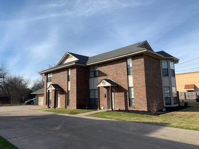 Primary Photo - 1604 N Travis St
