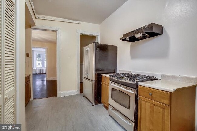 Building Photo - 825 11th St NE