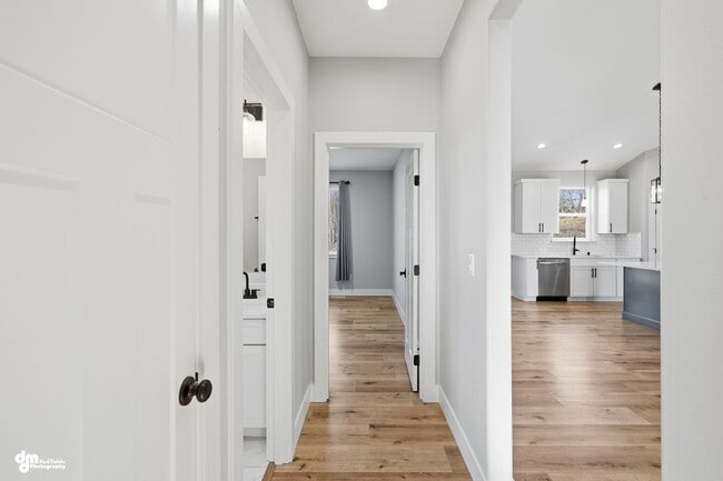 Building Photo - 4 Bedroom | 2.5 Bathroom | 2 Car Garage - Convenient Location!