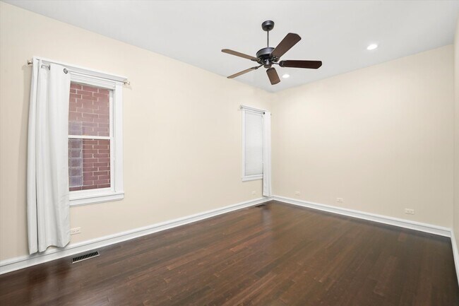 Building Photo - 2850 N Burling St