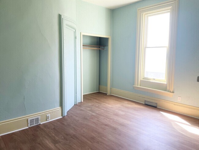Building Photo - 504 W Irving Ave