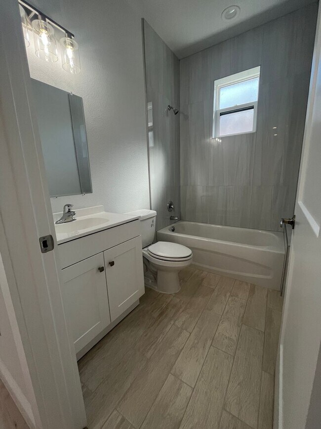 Building Photo - BEAUTIFUL BRAND NEW DUPLEX!!