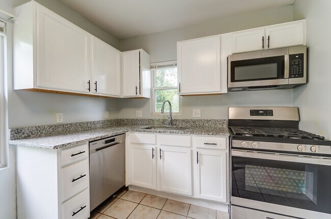 Building Photo - 2 Bedroom, 1 Bath