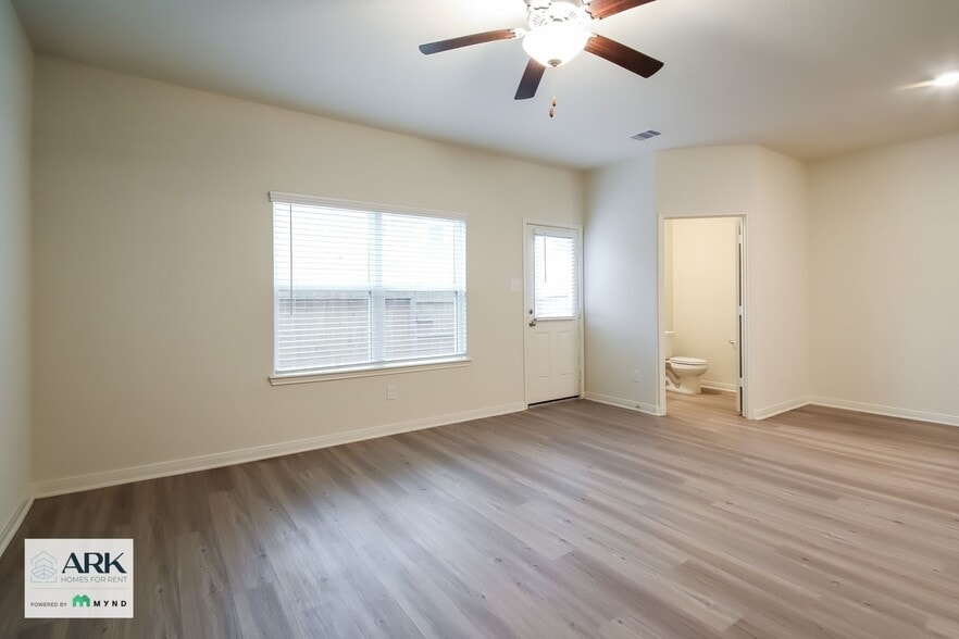 Building Photo - 570 Solomon Ln