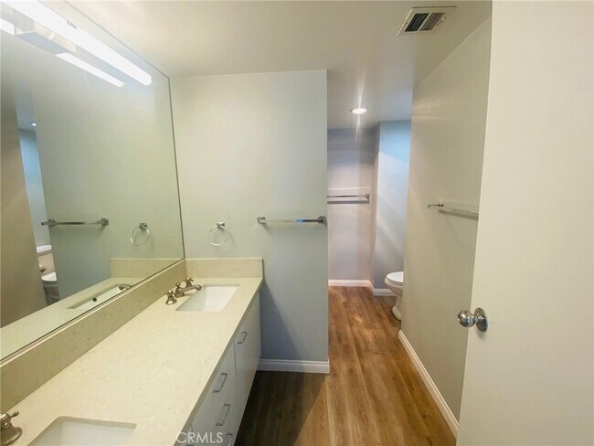 Building Photo - 525 E Seaside Way