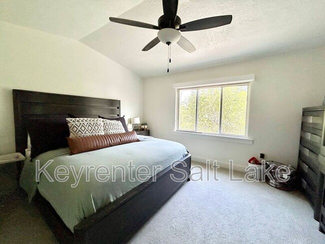 Building Photo - 686 E Benbrook Ln