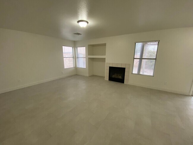 Building Photo - 4 Bed/2.5 Bath - Remodeled
