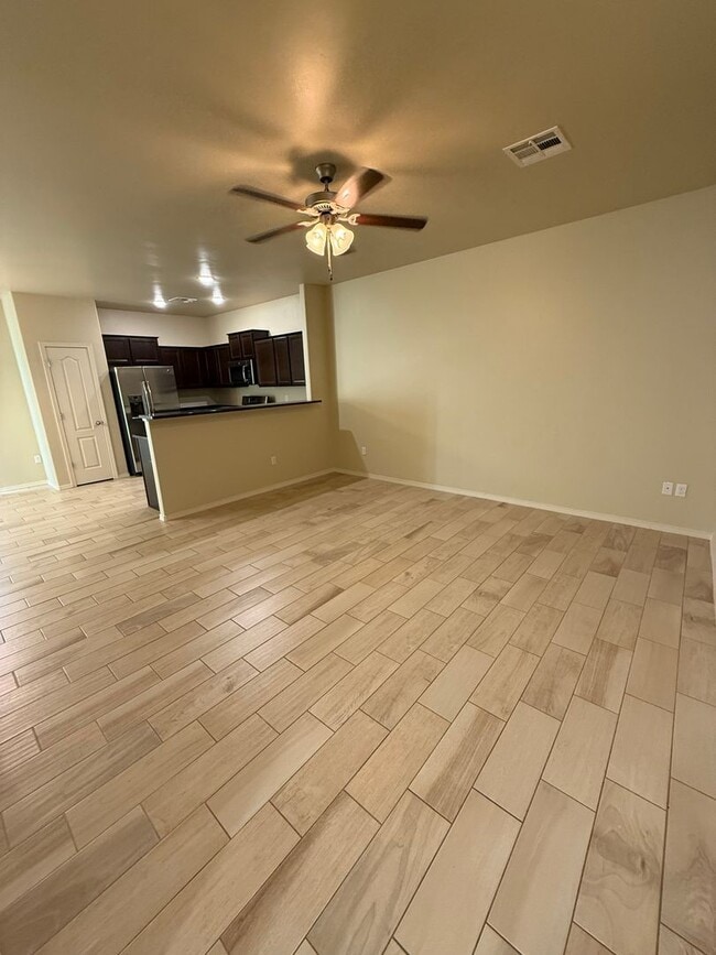 Building Photo - Charming 3BD/2.5BA with Garage in Legends West - Available Now!