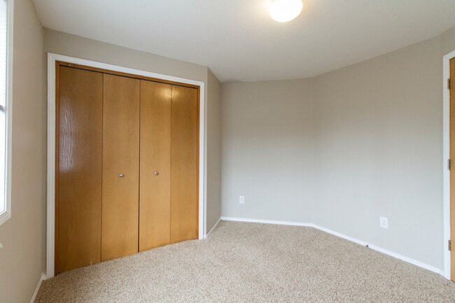 Building Photo - Lovely Corner Home in Quiet Neighborhood w...