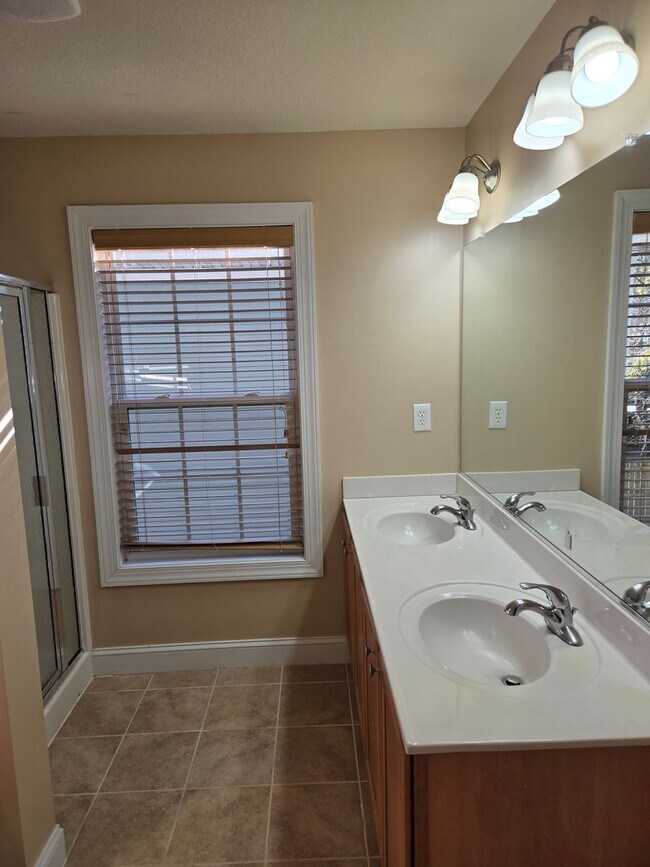 Building Photo - Lovely 3 Bedroom house near Town Center