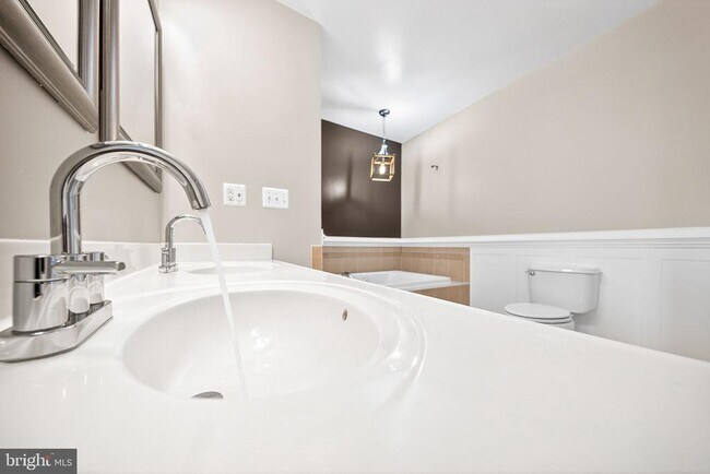 Building Photo - 15825 John Diskin Cir