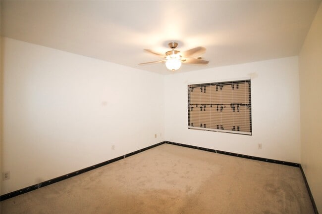 Building Photo - 3827 Dogwood Tr