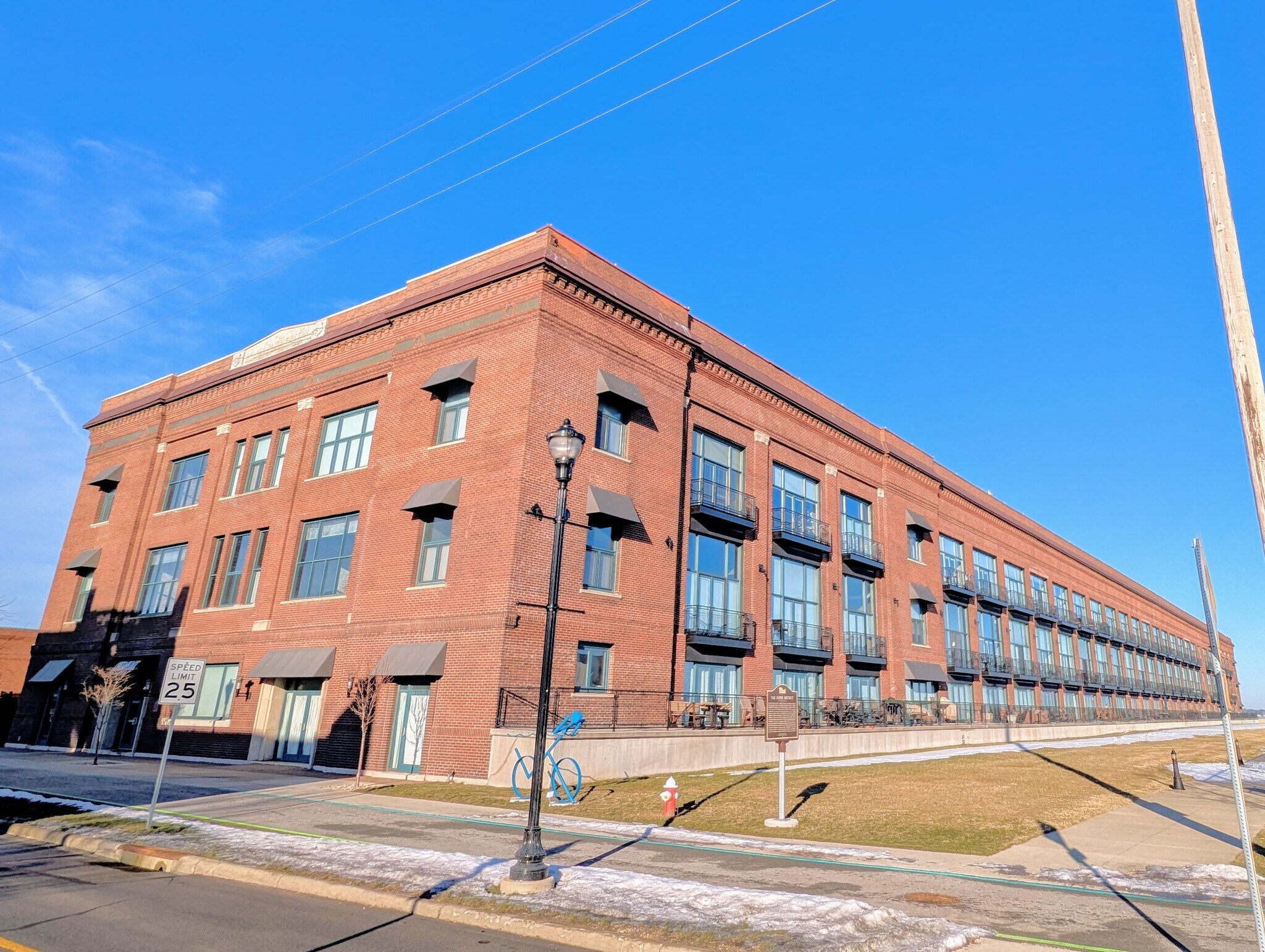 Building Photo - 401 W Shoreline Dr