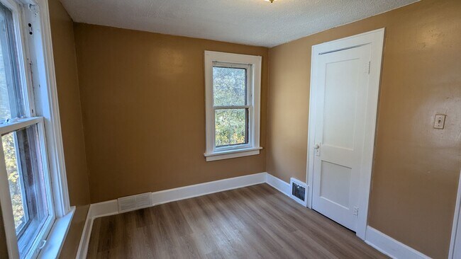 Building Photo - A charming 3-bedroom, 1.5-bathroom home located in the vibrant city of Akron