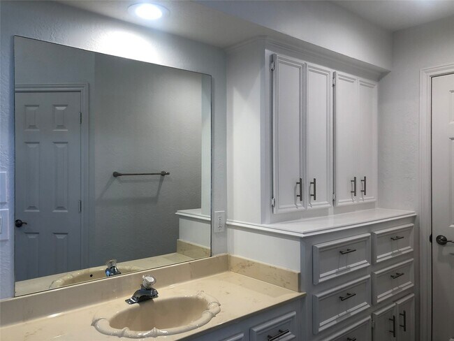 Building Photo - 135 Lakeside Dr