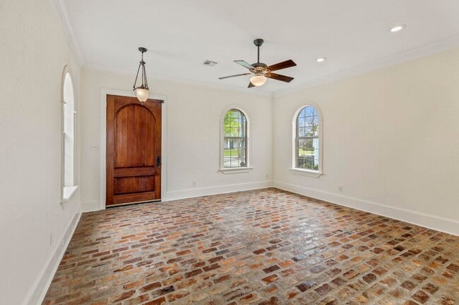 Building Photo - 4329 Edgewater Dr