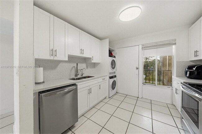 Building Photo - 9210 Fontainebleau Blvd