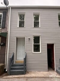 Building Photo - Newly Renovated One Bedroom House, Downtown Location