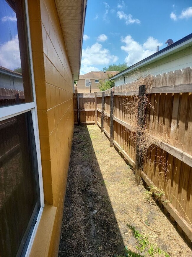 Building Photo - 9560 Brackin St