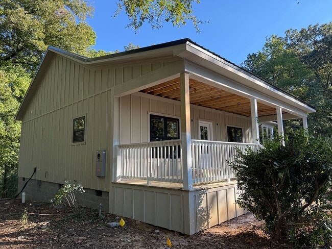 Building Photo - 1218 Rogers Rd