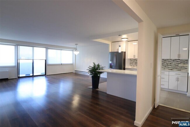 Building Photo - 1600 Center St