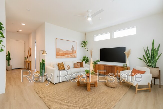 Building Photo - 6050 E Hidden Valley Dr