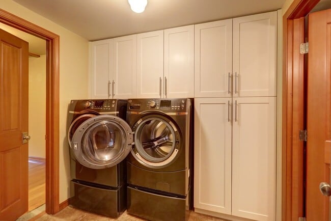 Building Photo - Welcome Home to Your Beautiful Oasis in Enatai!