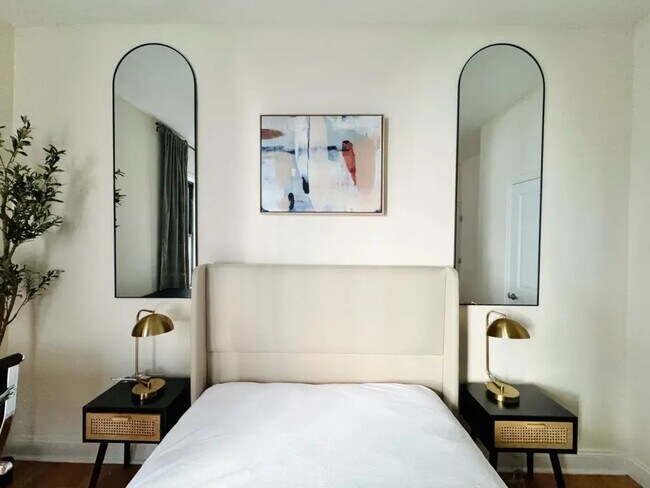Building Photo - Furnished room/NOT APARTMENT