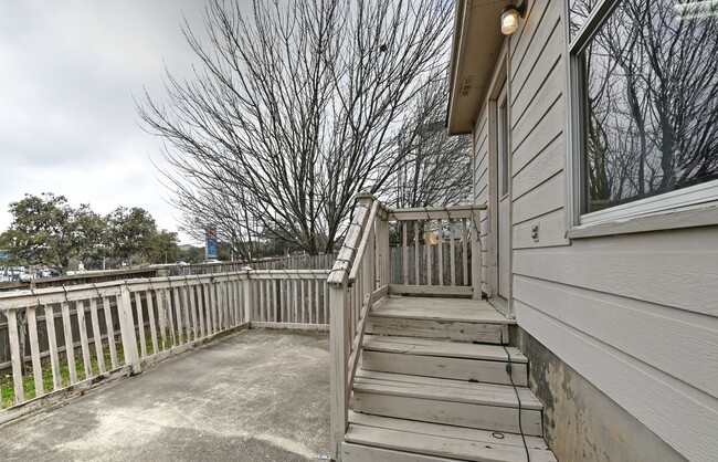 Building Photo - Lovely home near Tezel