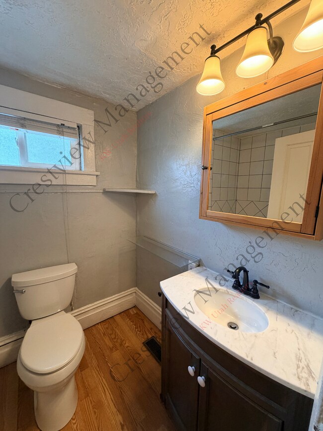 Building Photo - 574-574 N 400 W