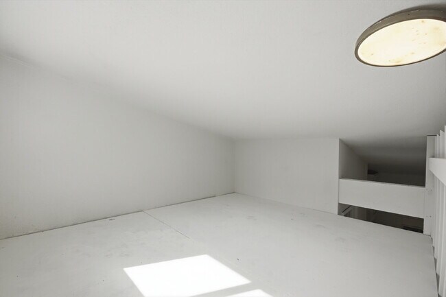 Building Photo - 1108 W McCarty Ln