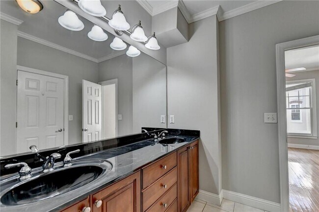 Building Photo - 813 Clifton Heights Ln NE