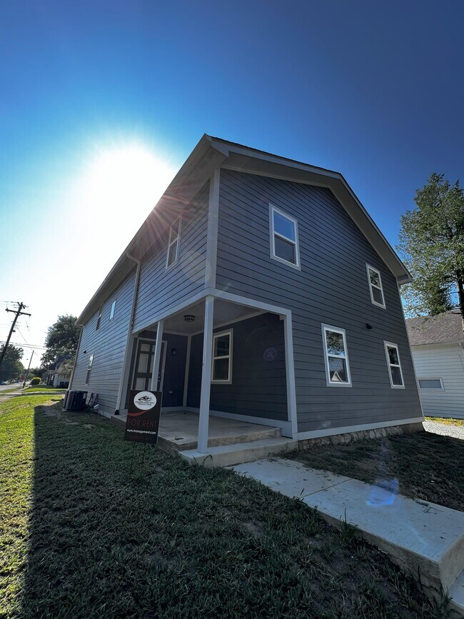 Building Photo - 702 Central Ave