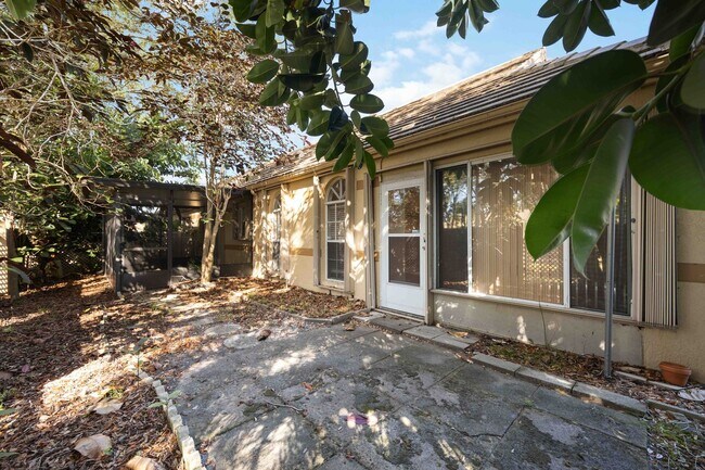 Building Photo - Beautiful Must See!! 3/2 Plus Sunroom & Garage!!  Gated Community!!