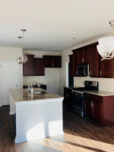 Building Photo - 292 Holt St