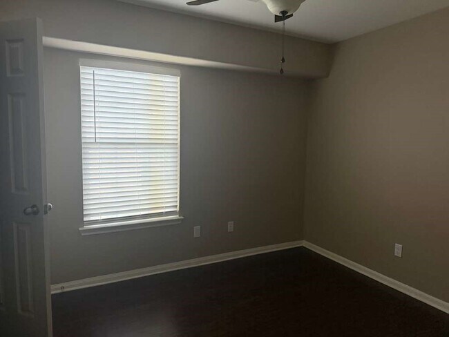 Building Photo - 6055 Yorkglen Manor Ln