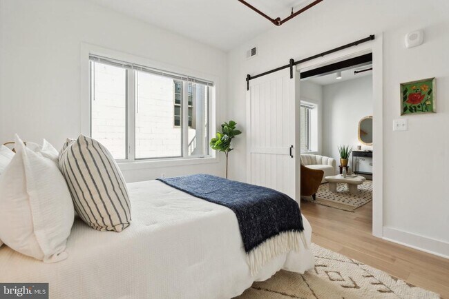 Building Photo - 901 King St