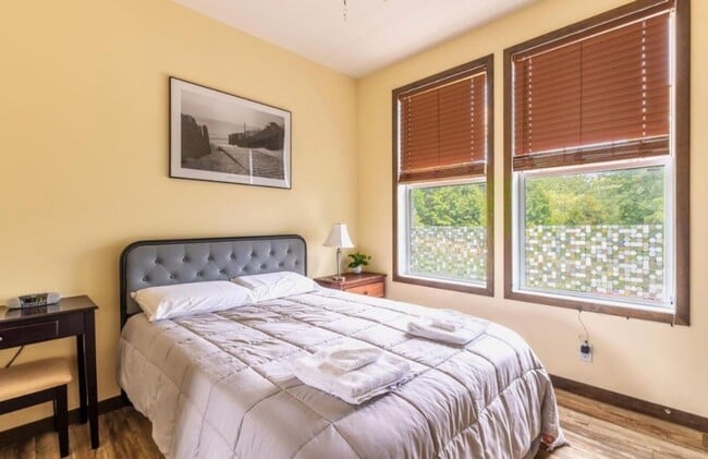 Building Photo - 497 W Center St