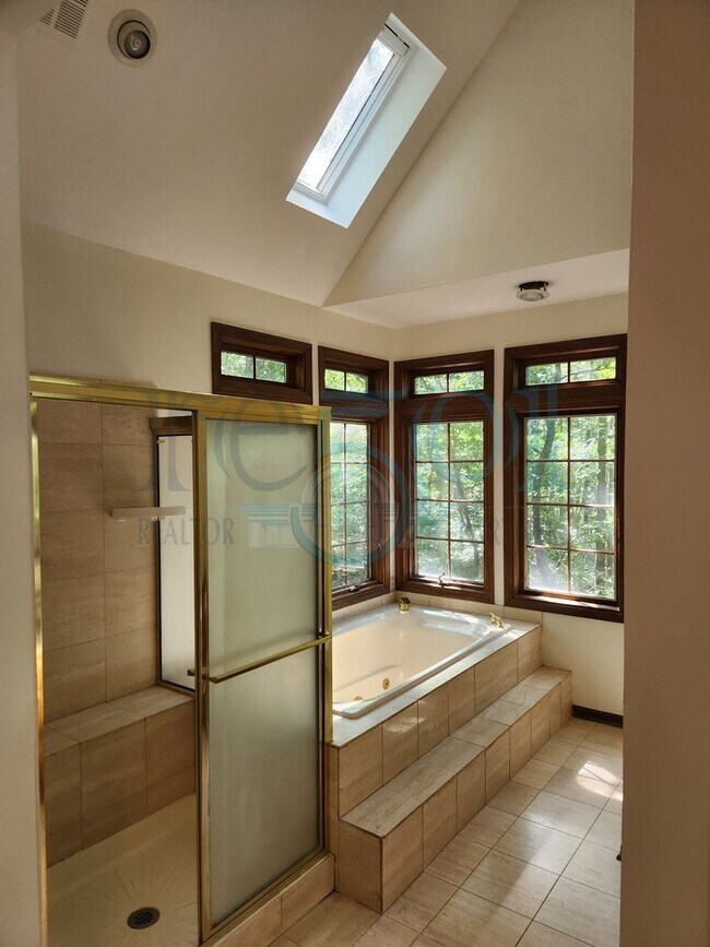 Building Photo - RARE exquisite home on acreage in the heart of West Little Rock!