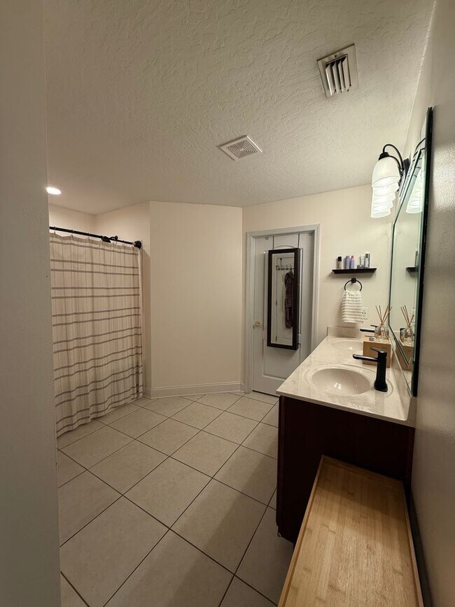 Building Photo - PRIME location Kenwood home with a great backyard!