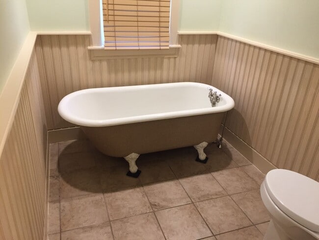 Building Photo - Remodeled Farm Home in Morristown 2 Bed + ...