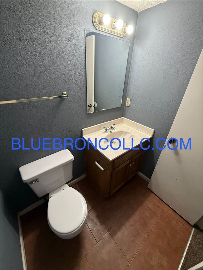 Building Photo - Spacious 3 bedroom townhome with attached 1 car garage