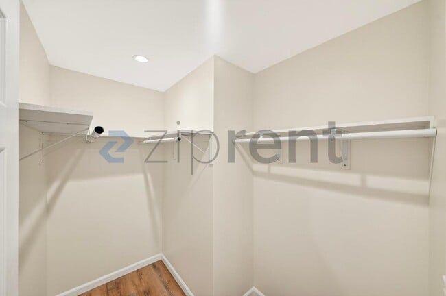 Building Photo - Unit