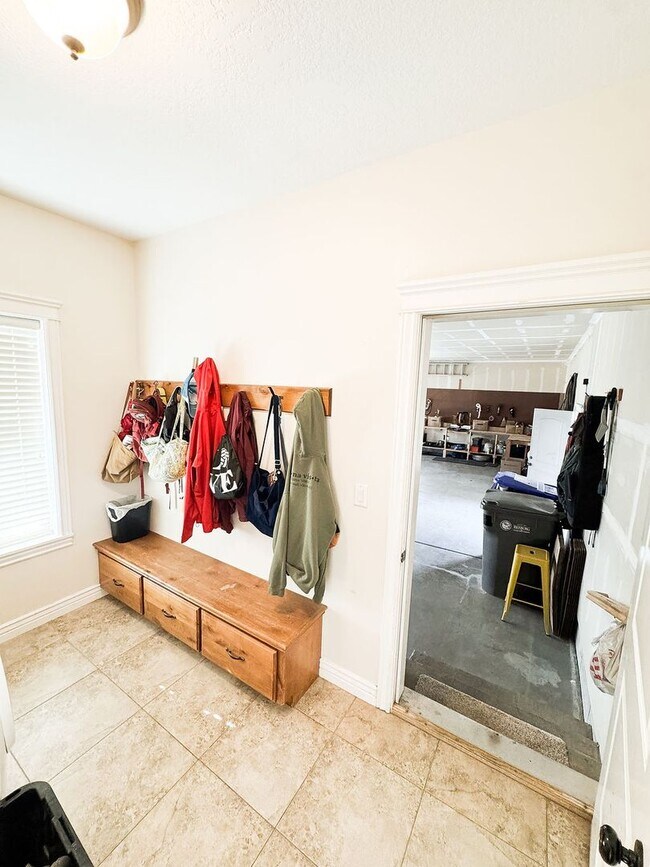 Building Photo - Beautiful Custom Home For Rent In Rexburg!